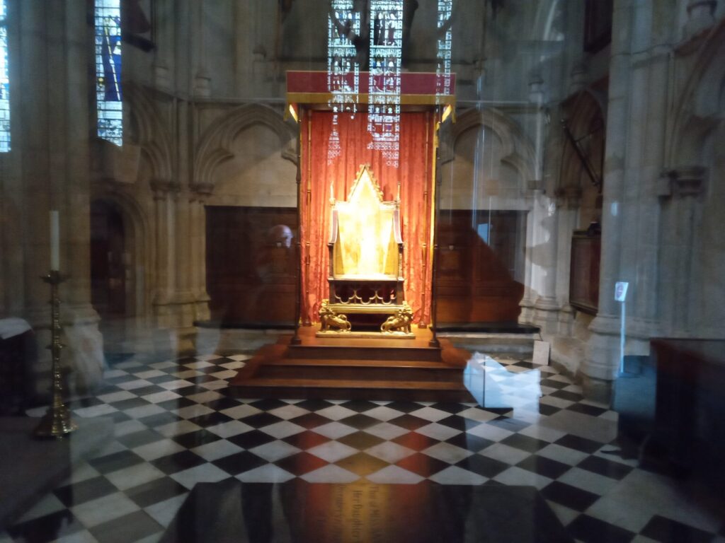 La Coronation Chair, il trono delle incoronazioni nell'Abbazia di Westminster