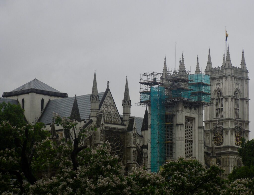 L'esterno dell'Abbazia di Westminster in una giornata serena